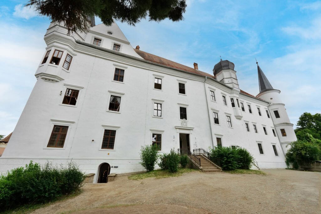 Schulen Schloss Schwarzenberg 1 gras 1500 1024x683 1 - Schulen Schloss Schwarzenberg - Mathilde Zimmer Stiftung
