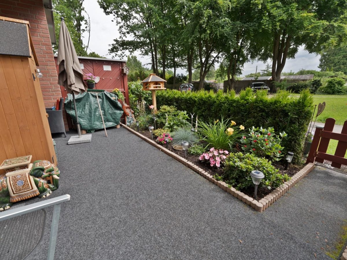 Das Herbert-Ruppe-Haus der Mathilde-Zimmer-Stiftung in Hamburg der Garten mit Blumen