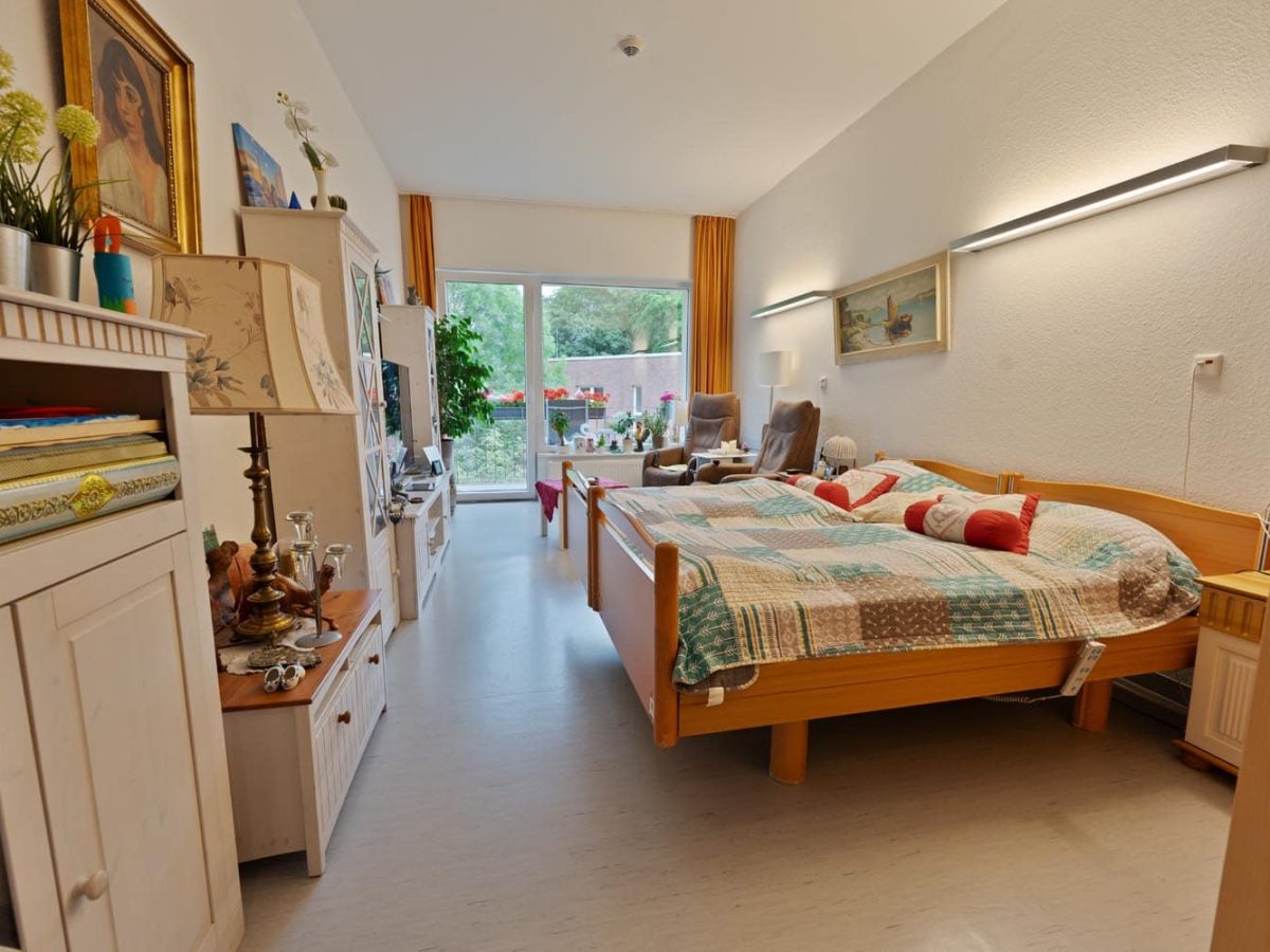Das Herbert-Ruppe-Haus der Mathilde-Zimmer-Stiftung in Hamburg ein Schlafzimmer im Seniorenhaus