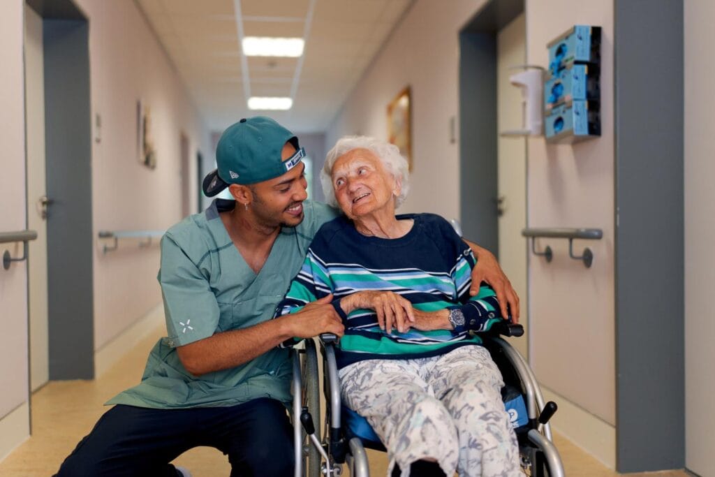 Das Herbert-Ruppe-Haus der Mathilde-Zimmer-Stiftung in Hamburg Bewohnerin mit Pfleger