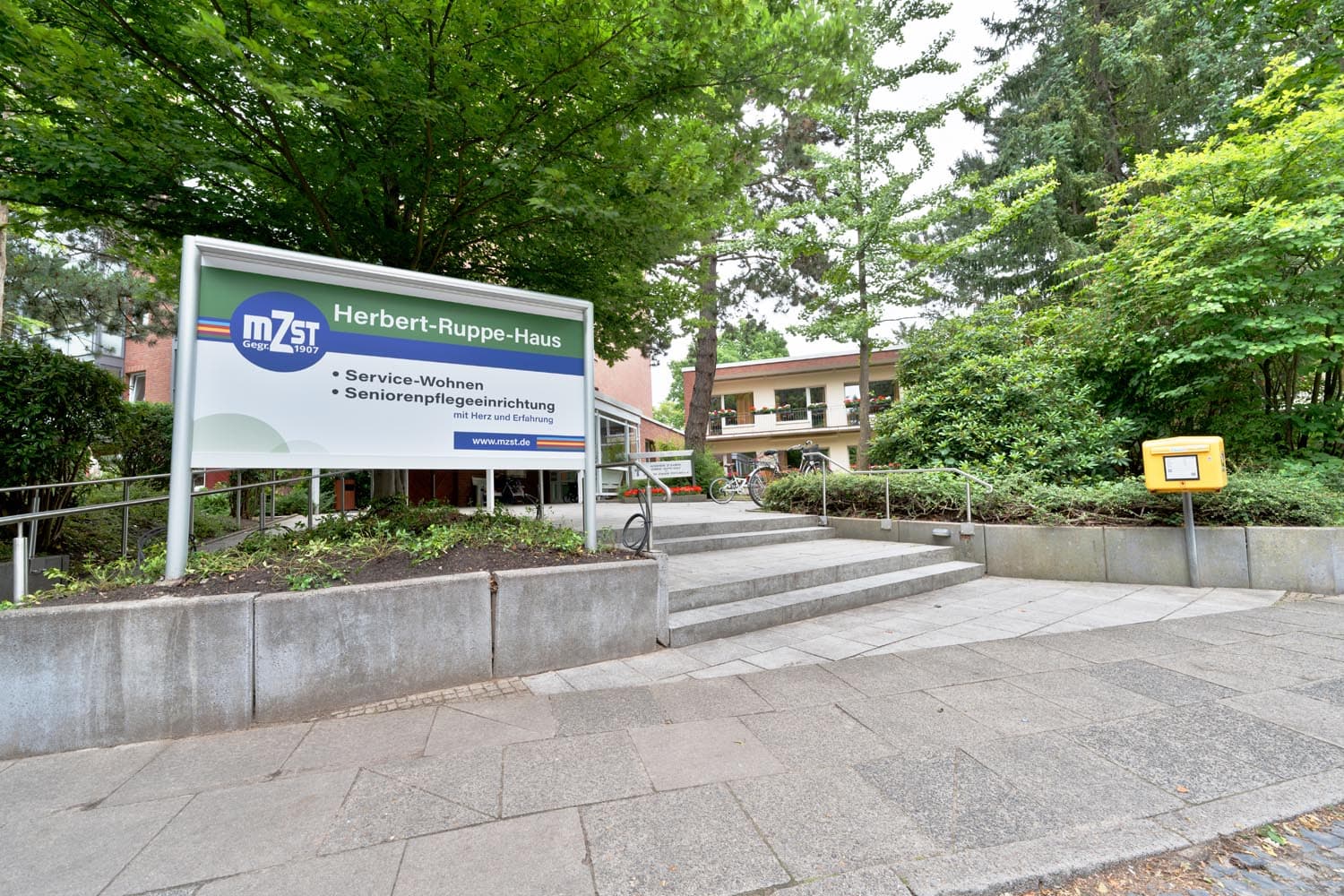 Das Herbert-Ruppe-Haus der Mathilde-Zimmer-Stiftung in Hamburg der Eingang
