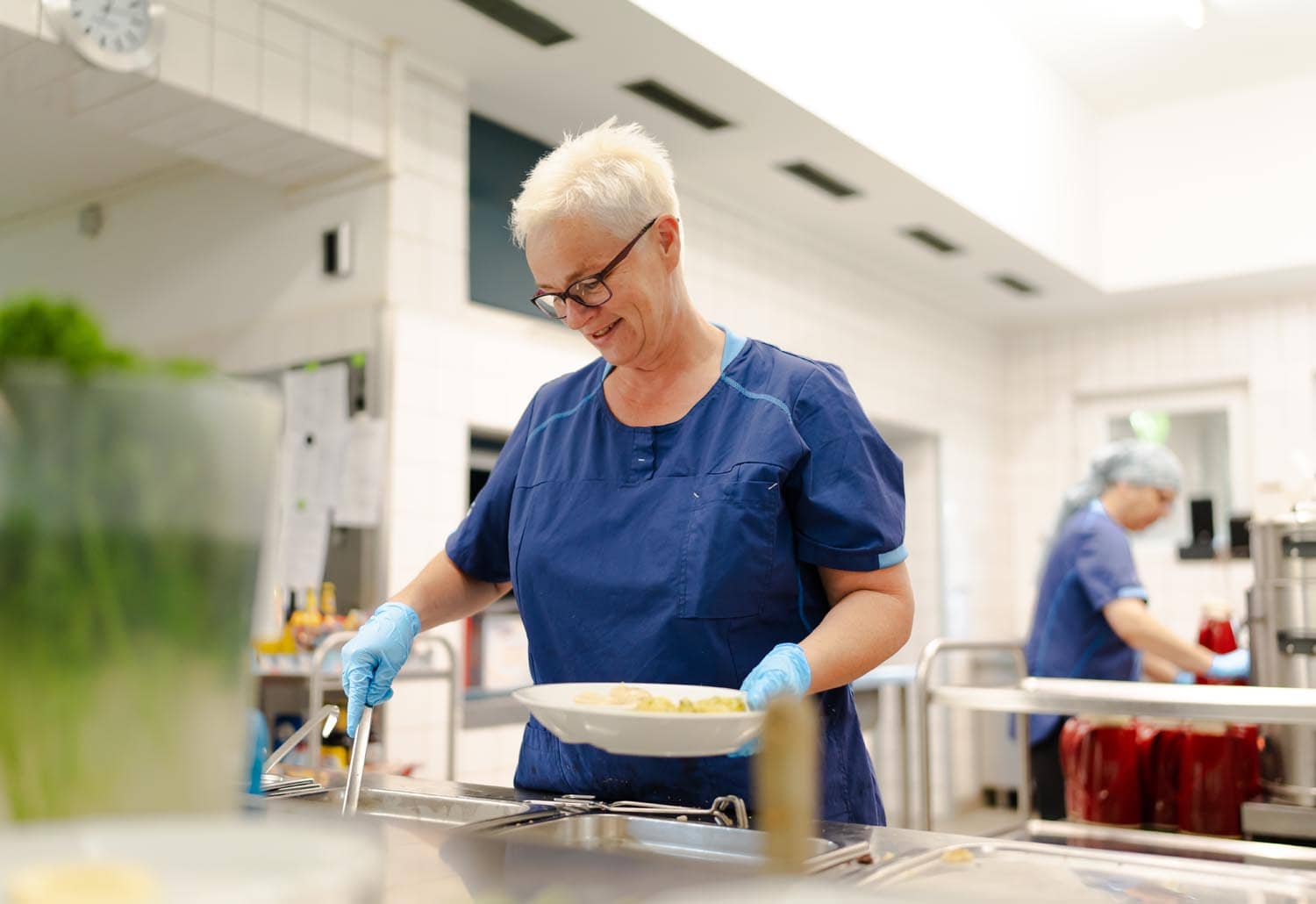 Das Herbert-Ruppe-Haus der Mathilde-Zimmer-Stiftung in Hamburg Küchenleitung Jaqueline Lemmermann richtet das Essen an